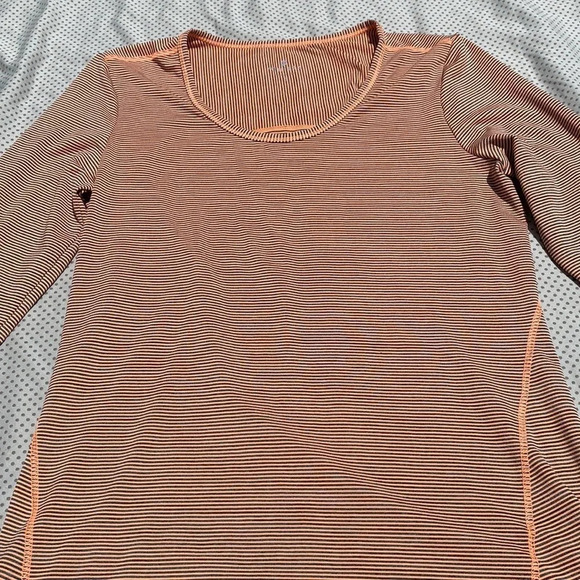 🌸Athleta long sleeve orange and gray top with thumb holes size small - Picture 4 of 11